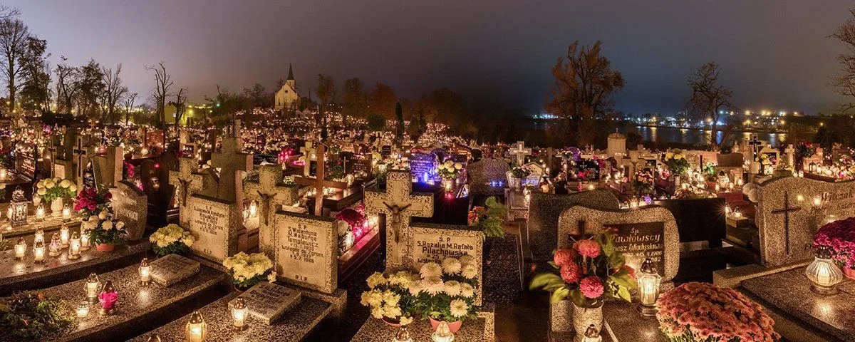 Image 2: Todos los santos en un cementerio polaco