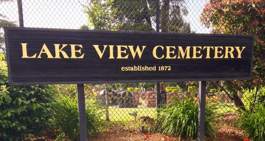 Image 2: Cementerio de Lake View