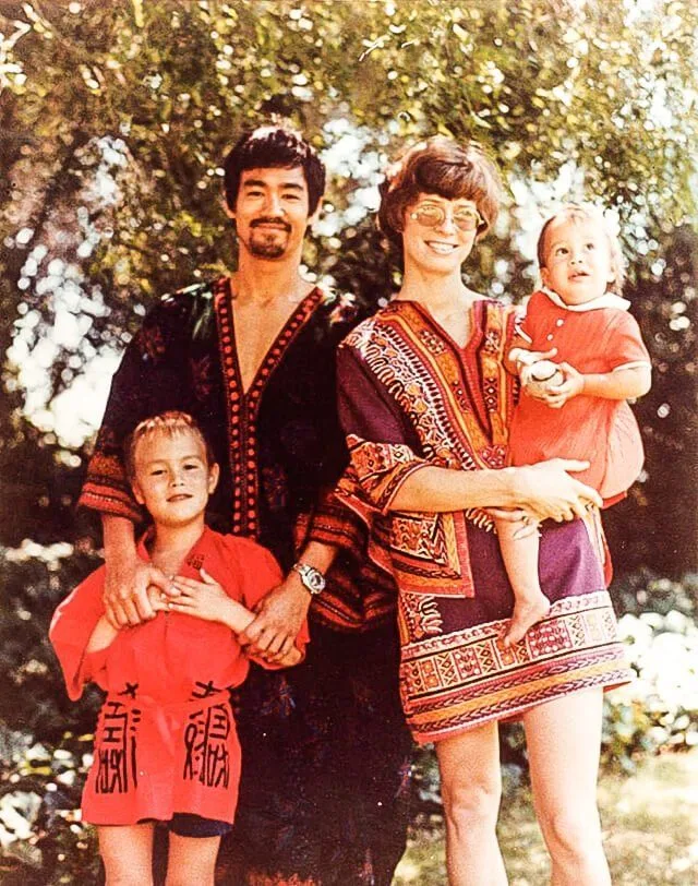 Image 3: Bruce Lee junto a su esposa e hijos