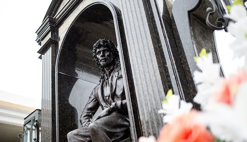 Image 2: Estatua en la tumba de Camarón