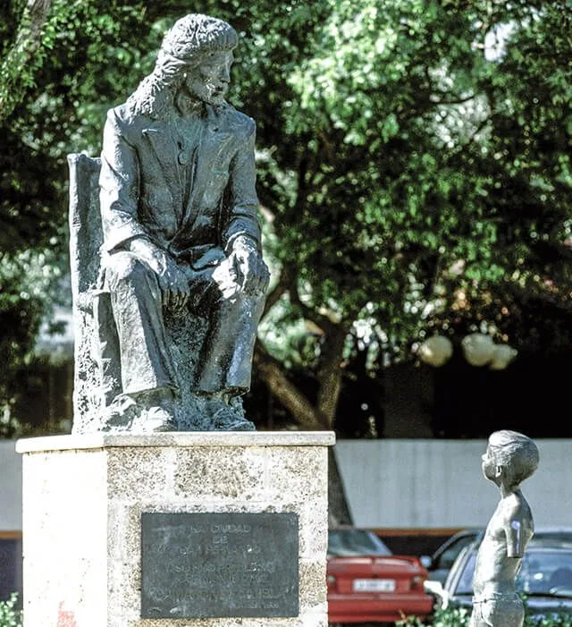 Image 3: Estatua a Camarón de la Isla en su pueblo Natal