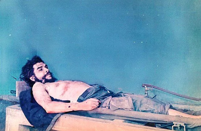 Image 2: Imagen del cadaver del Che Guevara en Vallegrande - Wikipedia