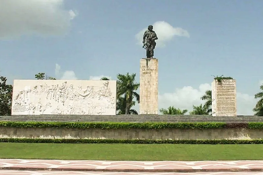Image 4: Mausoleo donde esta enterrado el che guevara