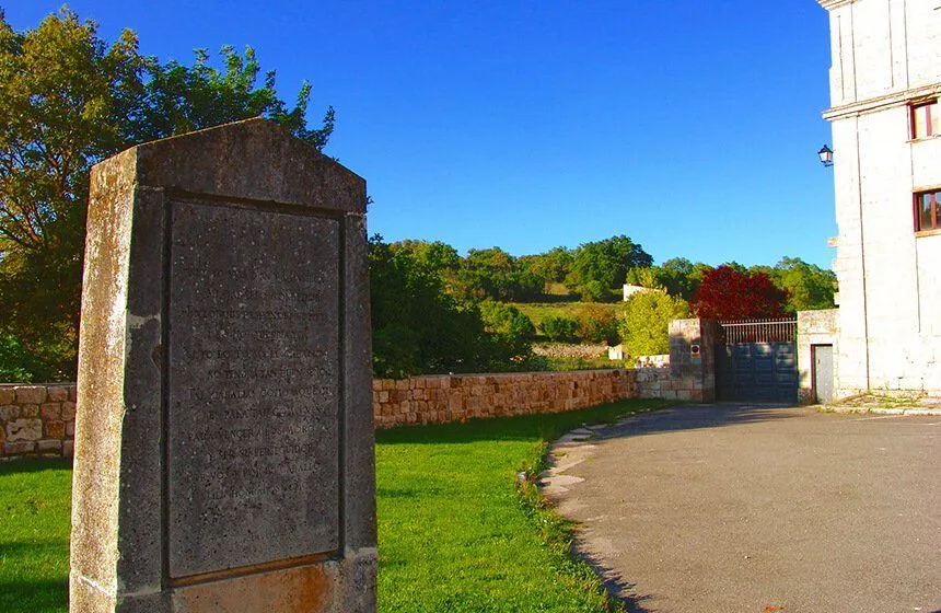 Image 5: Tumba de la yegua del Cid Campeador Babieca en el Monasterio de Cardeña