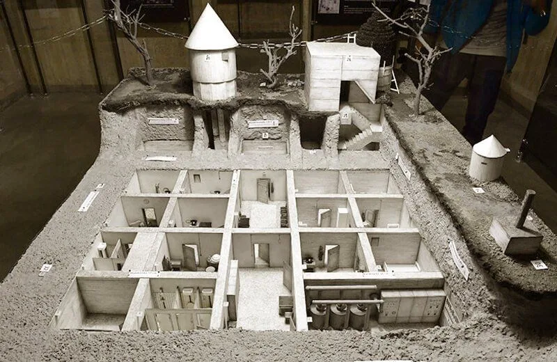 Image 4: Maqueta del bunker donde se suicido Hitler