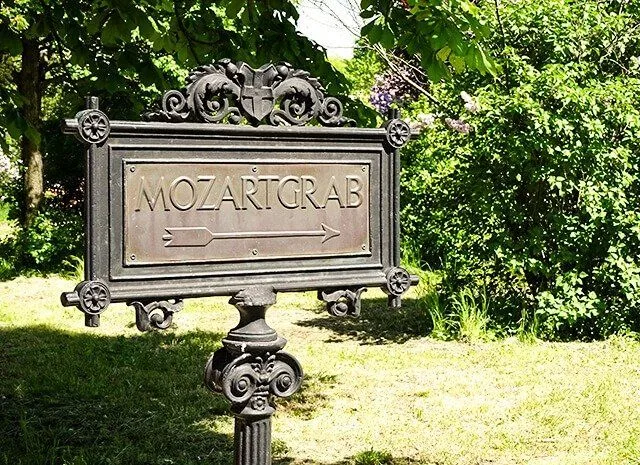 Image 4: Indicación hacia la lápida de Mozart