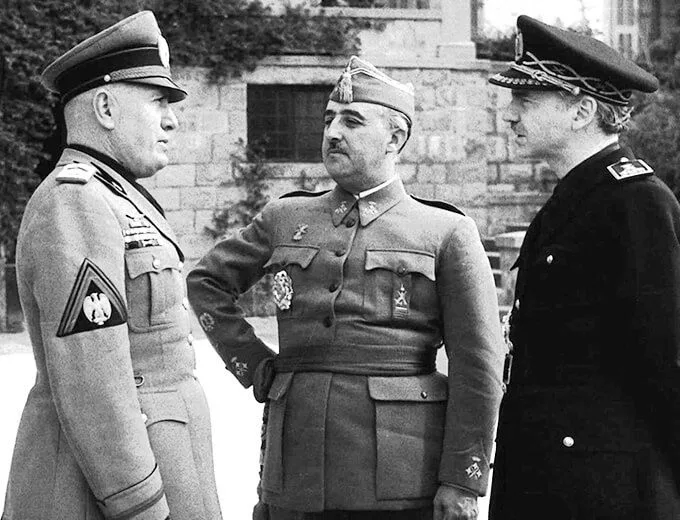 Image 2: Fotografía de Ramón Serrano Suñer (1901-2003), el General Francisco Franco (1892-1975) y Benito Mussolini (1883-1945)