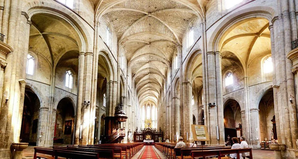Image 3: Interior de la basílica de Saint-Maximin-la-Sainte-Baume en Provenza