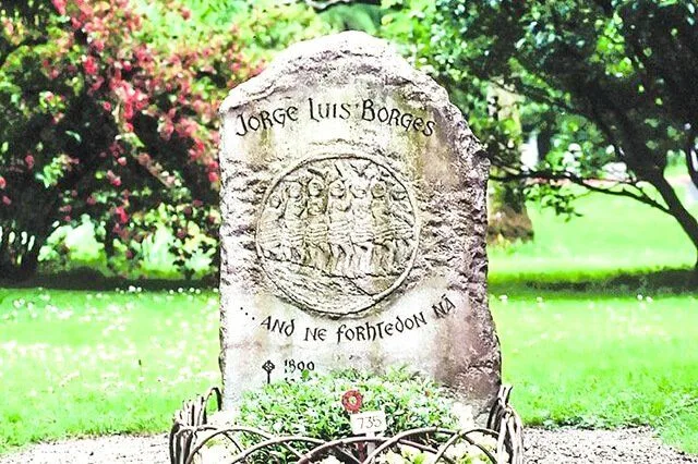 Image 8: Lápida de Borges
