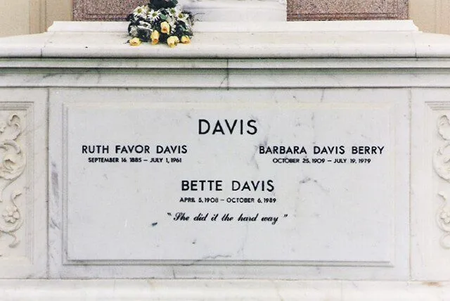 Image 13: Lápida de Bette Davis