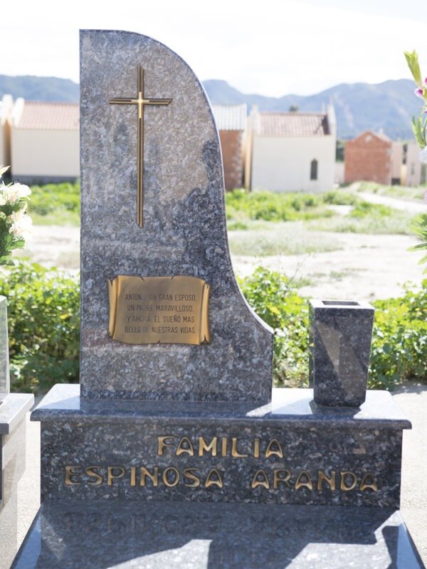 Lápida con letras y cruz en bronce