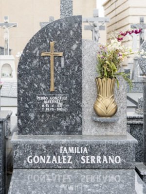 Lápida con placa, jarrón y cruz de bronce