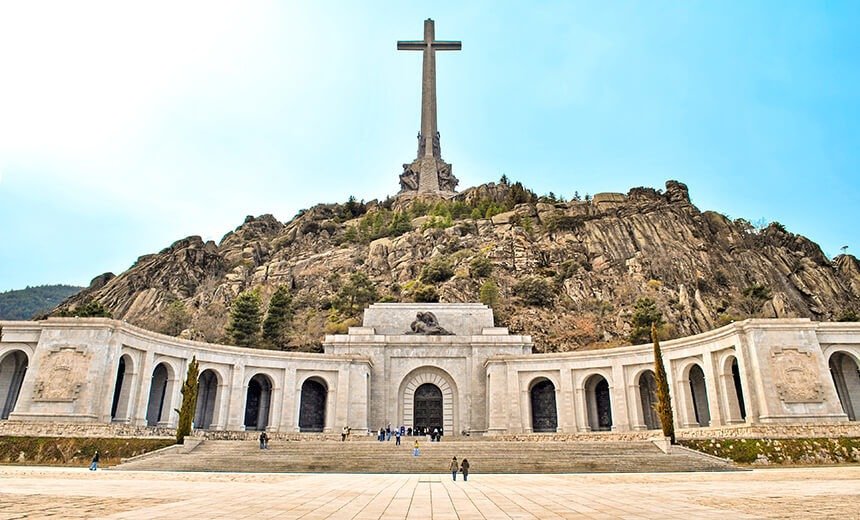 Franco está enterrado en el valle de los caídos